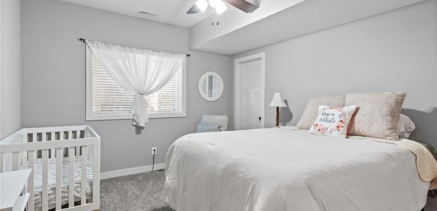 5866 S National Drive, Parkville, MO 64152