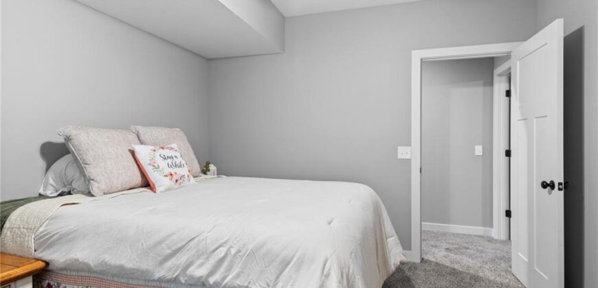 5866 S National Drive, Parkville, MO 64152
