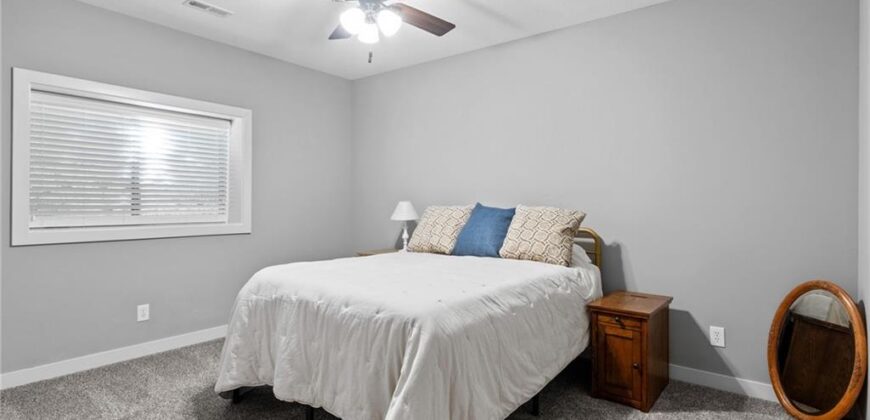 5866 S National Drive, Parkville, MO 64152