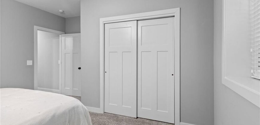 5866 S National Drive, Parkville, MO 64152