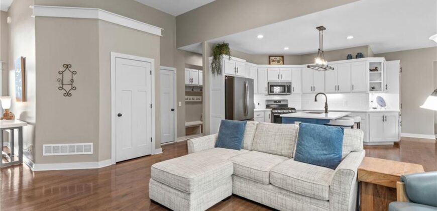 5866 S National Drive, Parkville, MO 64152