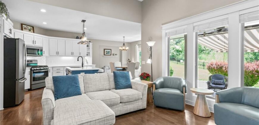 5866 S National Drive, Parkville, MO 64152