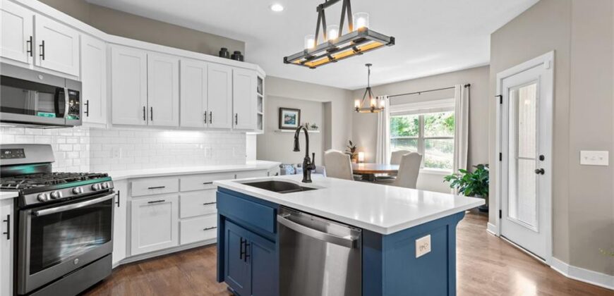 5866 S National Drive, Parkville, MO 64152
