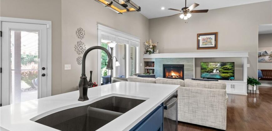 5866 S National Drive, Parkville, MO 64152