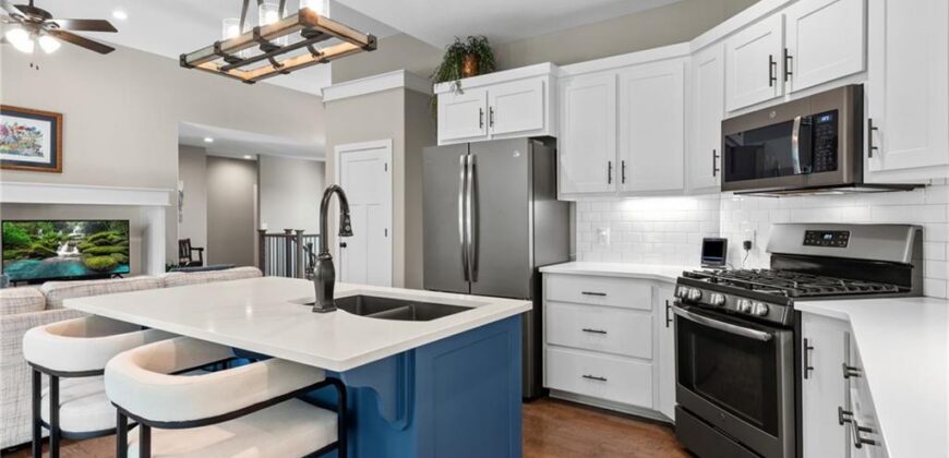 5866 S National Drive, Parkville, MO 64152