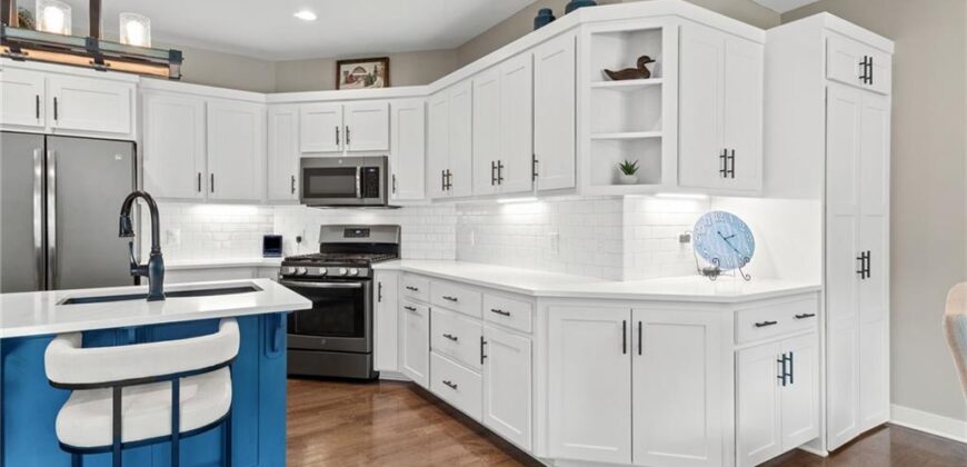 5866 S National Drive, Parkville, MO 64152