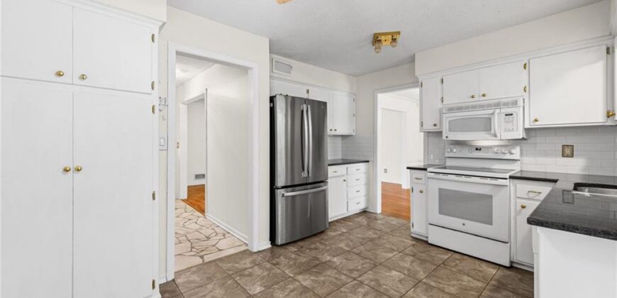 6819 Birch Lane, Kansas City, MO 64151