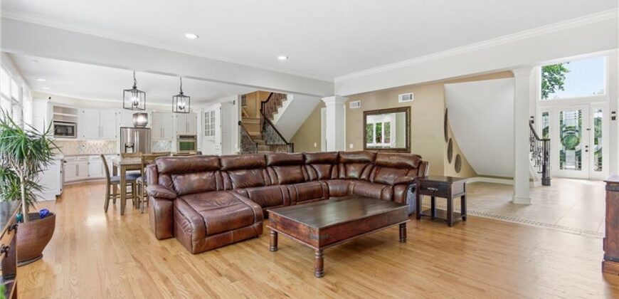 4407 N MULBERRY Drive, Kansas City, MO 64116