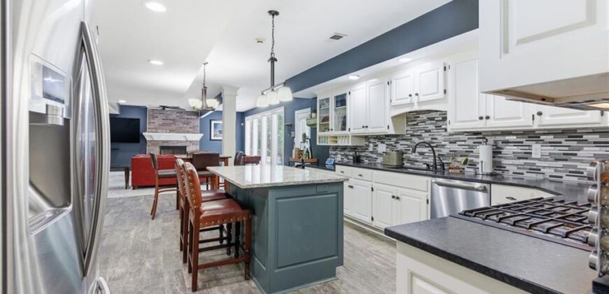 4407 N MULBERRY Drive, Kansas City, MO 64116
