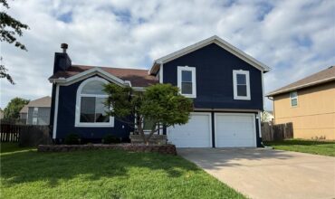 104 Spinnaker Drive, Smithville, MO 64089