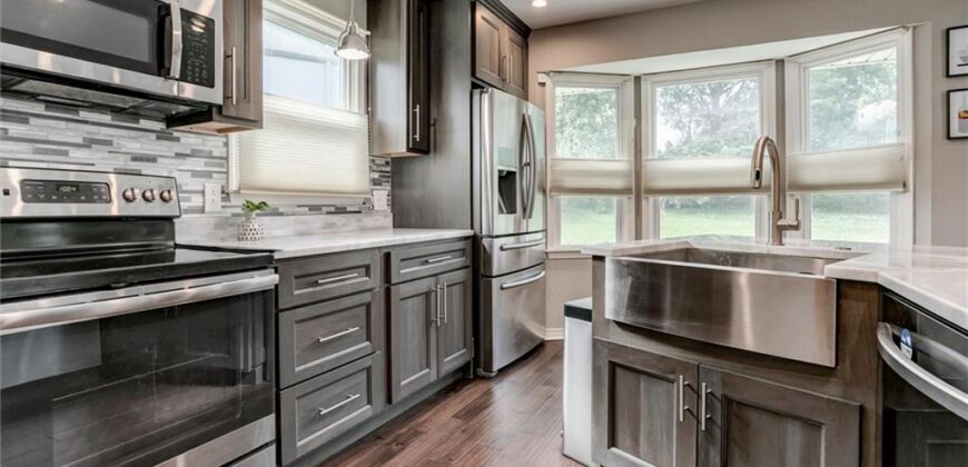 10101 NW MIRROR LAKE Court, Kansas City, MO 64152