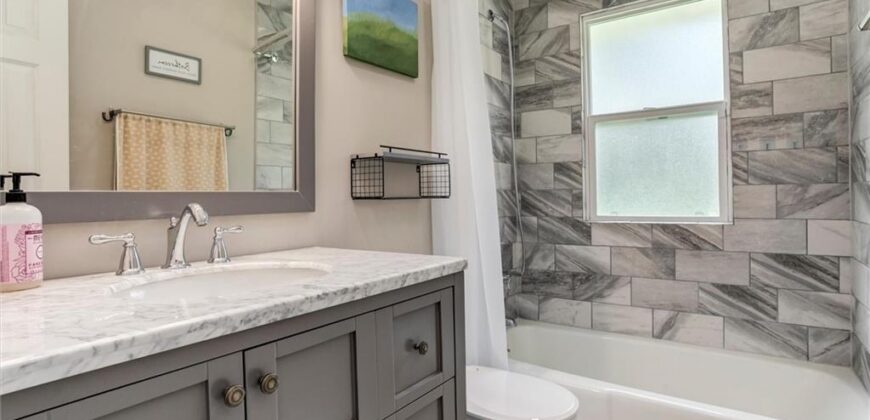 10101 NW MIRROR LAKE Court, Kansas City, MO 64152