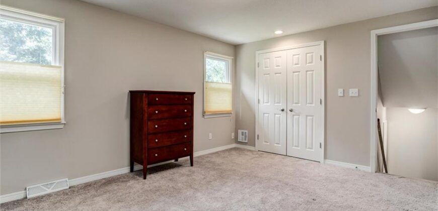 10101 NW MIRROR LAKE Court, Kansas City, MO 64152