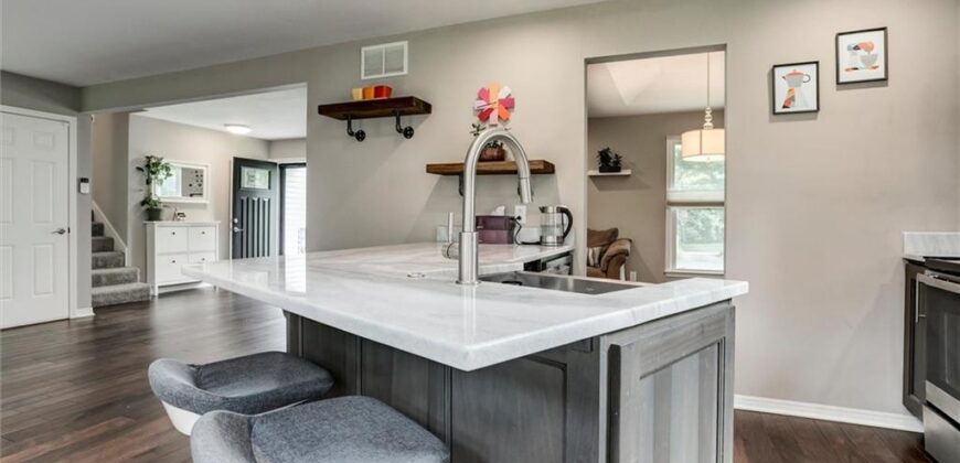 10101 NW MIRROR LAKE Court, Kansas City, MO 64152