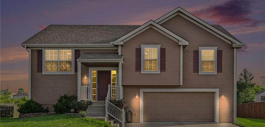 502 Lake Meadows Drive, Smithville, MO 64089
