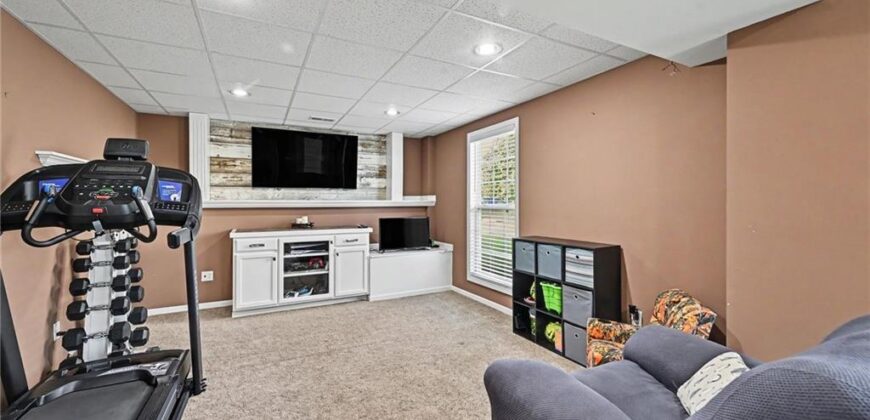502 Lake Meadows Drive, Smithville, MO 64089
