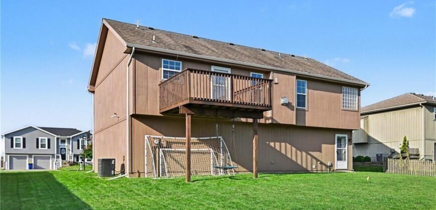 502 Lake Meadows Drive, Smithville, MO 64089