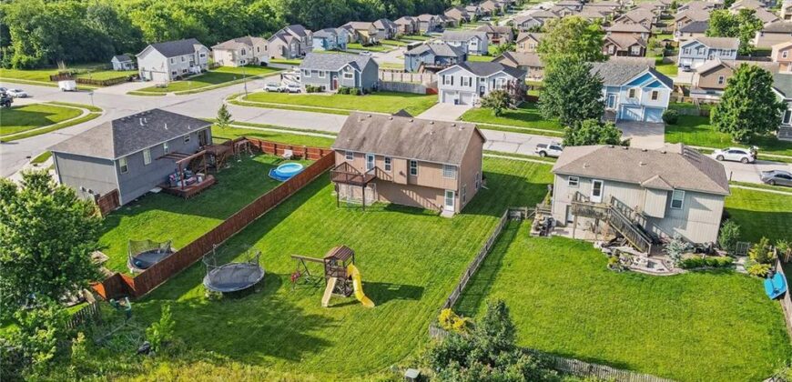 502 Lake Meadows Drive, Smithville, MO 64089