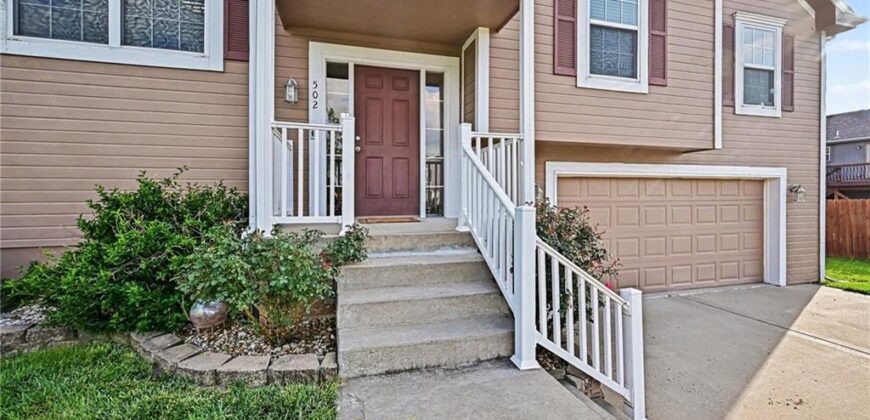 502 Lake Meadows Drive, Smithville, MO 64089