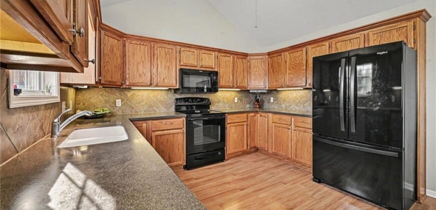 502 Lake Meadows Drive, Smithville, MO 64089