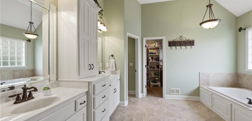 6121 N Cypress Court, Kansas City, MO 64119