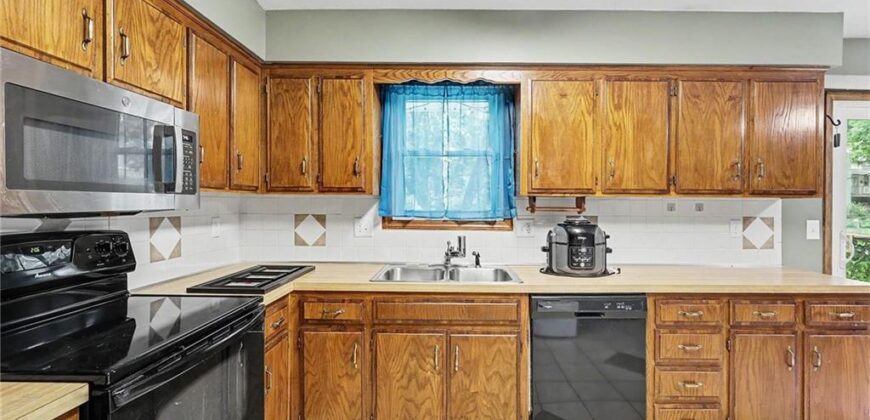 10008 NW 70th Court, Parkville, MO 64152
