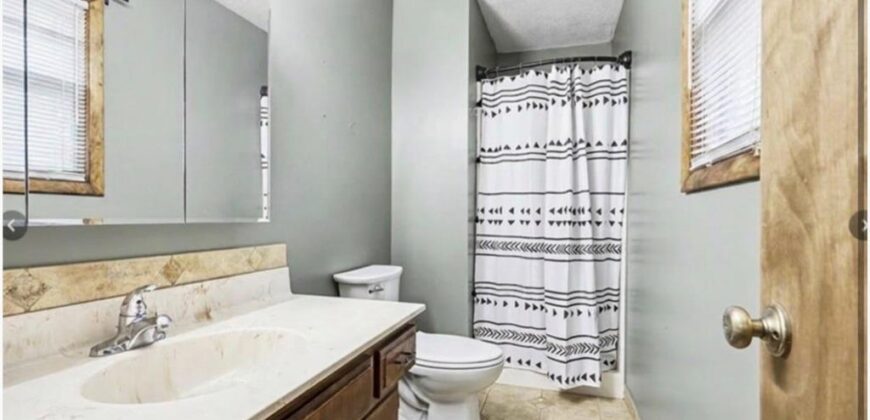 10008 NW 70th Court, Parkville, MO 64152