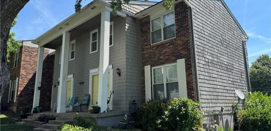 8033 N Harrison Lane, Kansas City, MO 64118