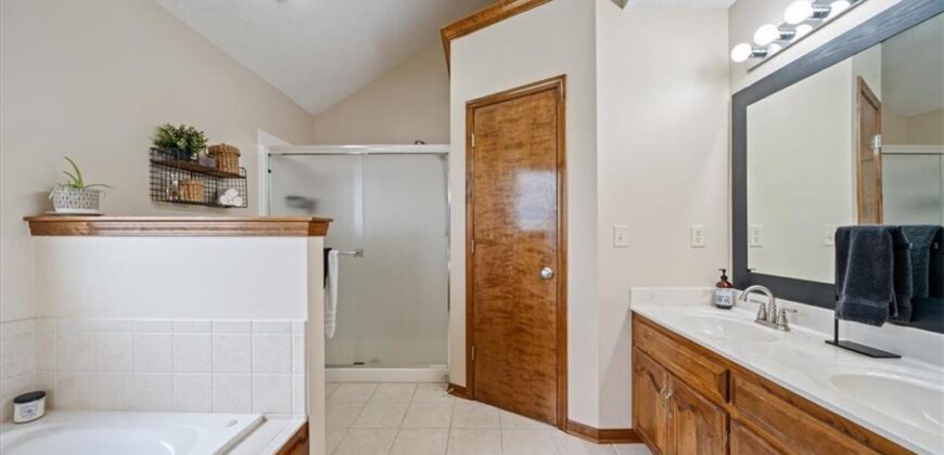 9400 N Campbell Court, Kansas City, MO 64155