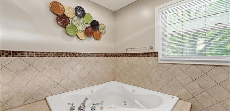 5528 NW Verlin Drive, Kansas City, MO 64152