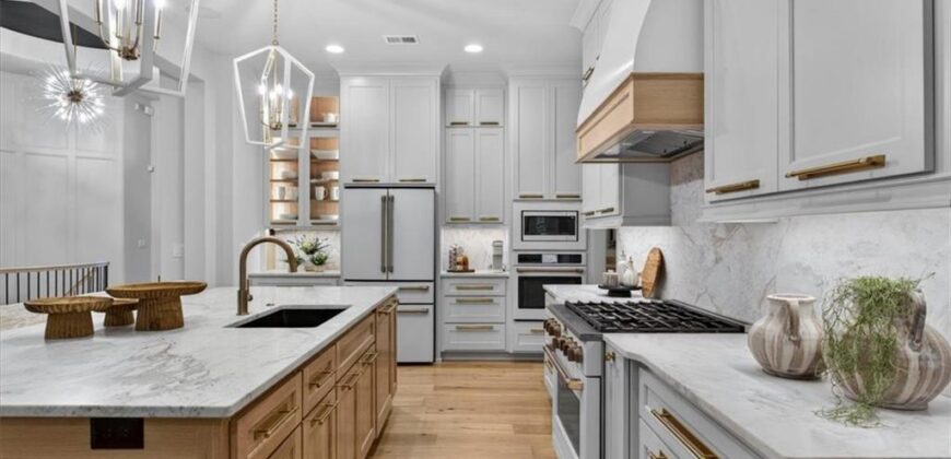 8612 Westridge Court, Parkville, MO 64152
