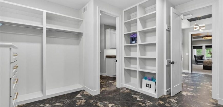 8612 Westridge Court, Parkville, MO 64152