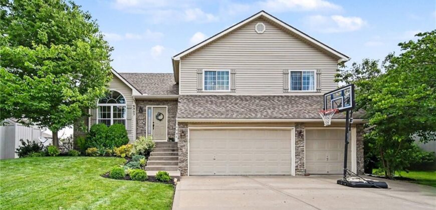 8905 N Essex Drive, Kansas City, MO 64156