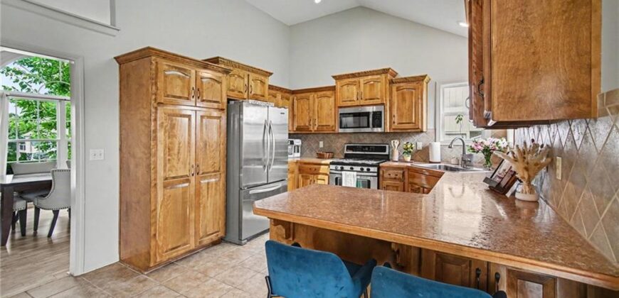 8905 N Essex Drive, Kansas City, MO 64156