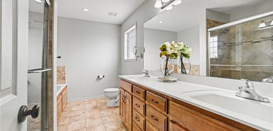 8905 N Essex Drive, Kansas City, MO 64156