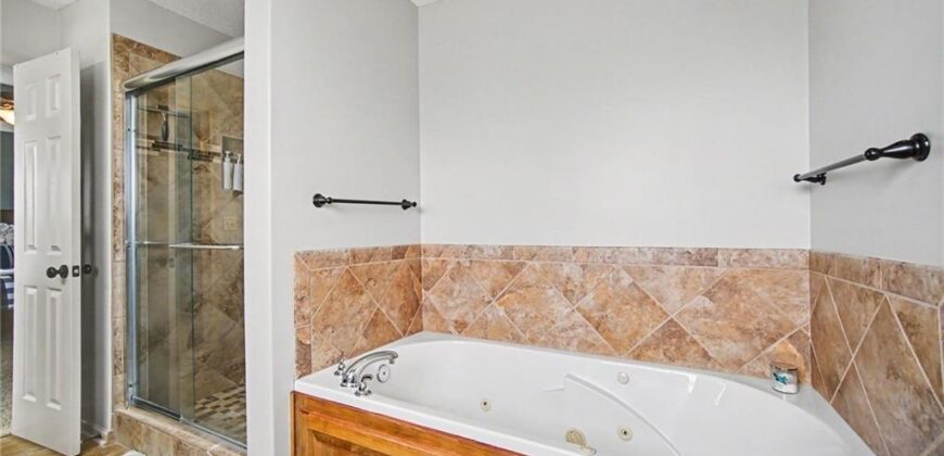 8905 N Essex Drive, Kansas City, MO 64156
