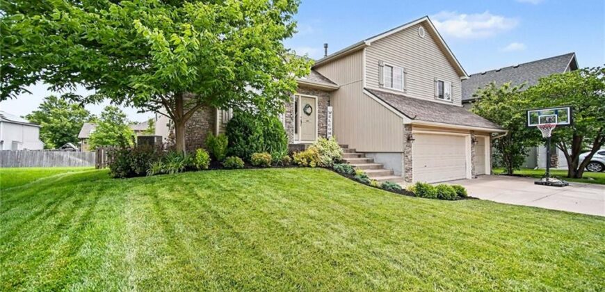 8905 N Essex Drive, Kansas City, MO 64156