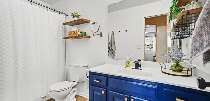 8905 N Essex Drive, Kansas City, MO 64156
