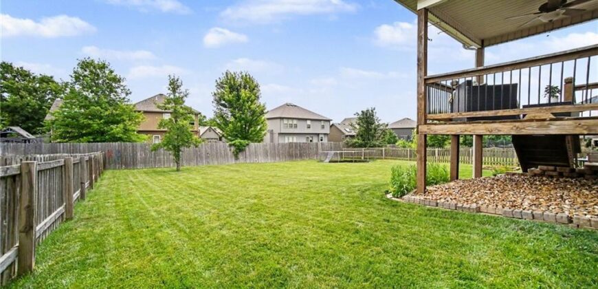 8905 N Essex Drive, Kansas City, MO 64156