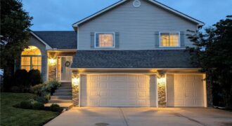 8905 N Essex Drive, Kansas City, MO 64156