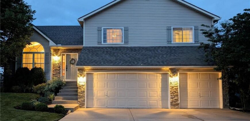 8905 N Essex Drive, Kansas City, MO 64156
