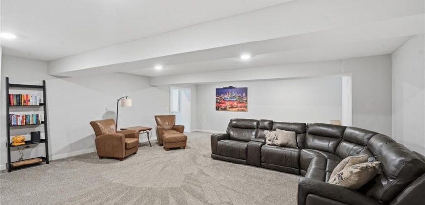 14790 Thousand Oaks Place, Parkville, MO 64152