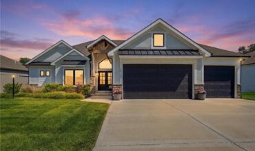 14790 Thousand Oaks Place, Parkville, MO 64152