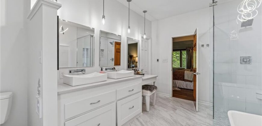 7608 NW Roberts Road, Weatherby Lake, MO 64152