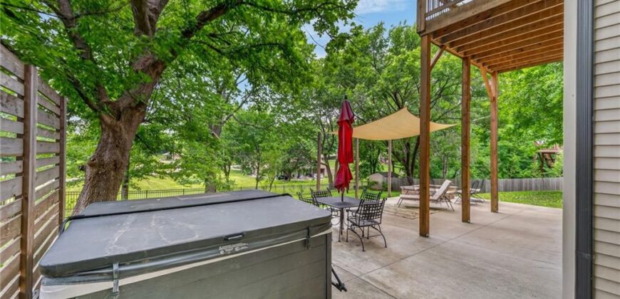 7608 NW Roberts Road, Weatherby Lake, MO 64152