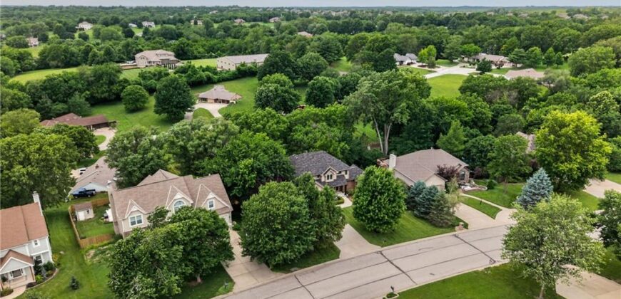 7608 NW Roberts Road, Weatherby Lake, MO 64152