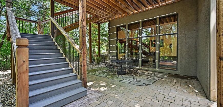 6104 Timberidge Court, Parkville, MO 64152