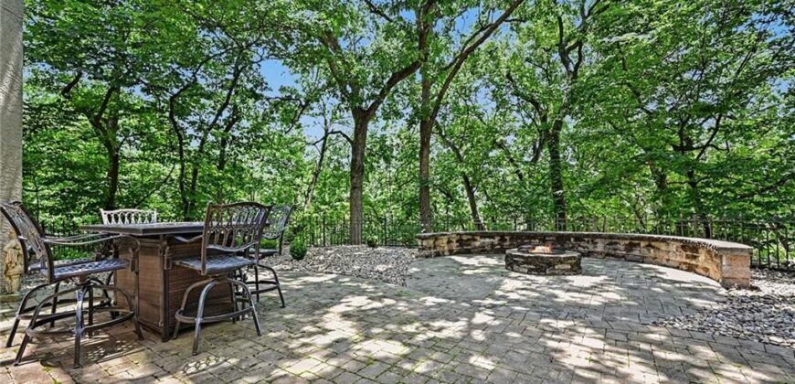 6104 Timberidge Court, Parkville, MO 64152