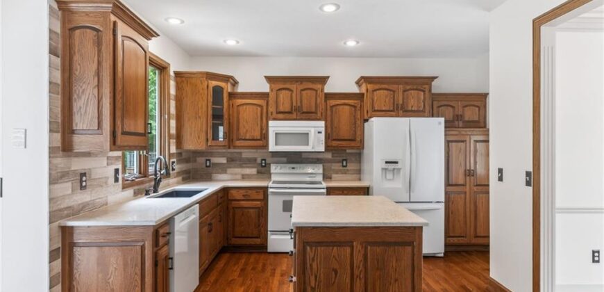 9027 N Manning Avenue, Kansas City, MO 64157