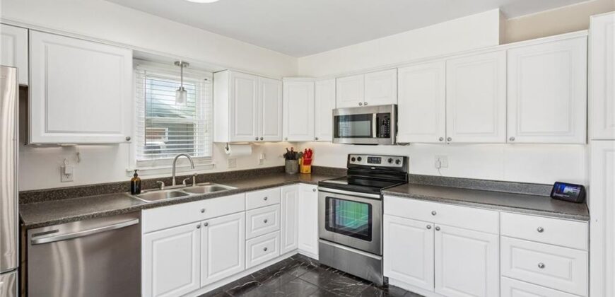 809 Lindenwood Lane, Liberty, MO 64068